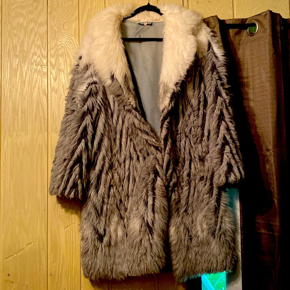 Vintage Unbranded size 8 white, light grey and dark grey FauxFur Coat